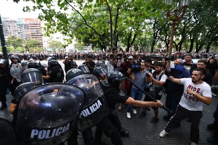 Choques entre Policía y manifestantes que protestaban frente al Gaumont | Política