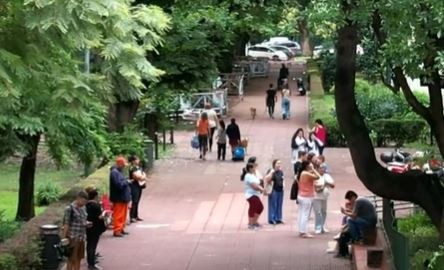 Una niñera recibió un disparo en el omóplato en un sendero escolar cuando llevaba chicos a la escuela | Actualidad
