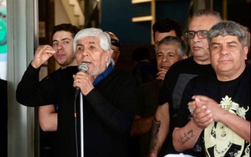 Hugo Moyano denuncia que YPF dejaría sin empleo a 2.000 camioneros | Economía