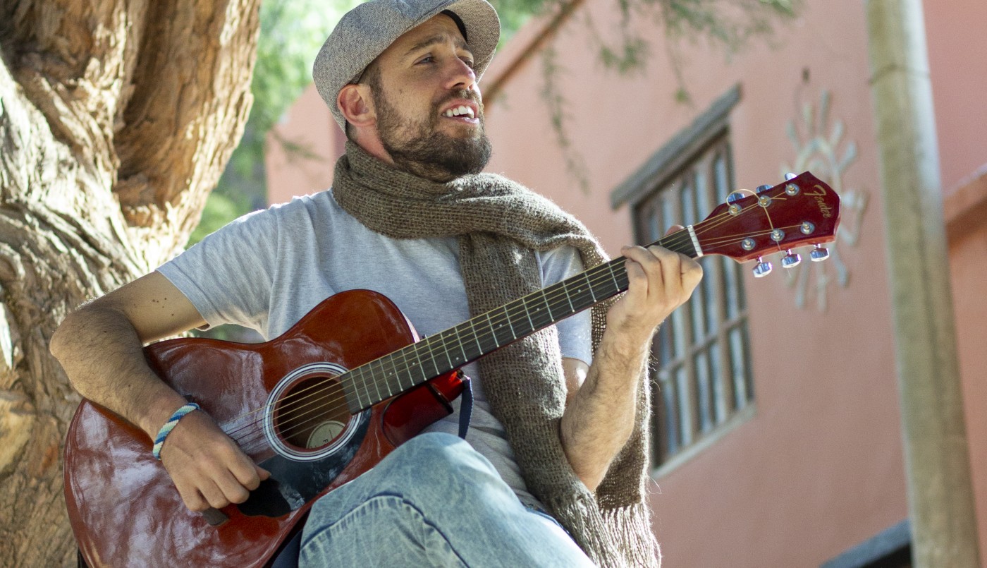 El trovador que sigue la huella de Facundo Cabral le canta al mundo | Espectáculos