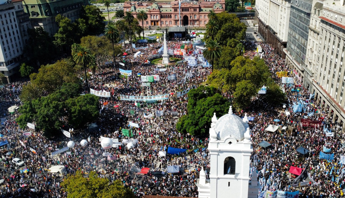 Desaparecidos, negacionismo, narcos en Rosario y "que se vayan": los mensajes en Plaza de Mayo por el aniversario de la última dictadura | Política