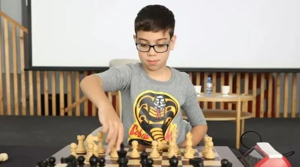 Un argentino de 10 años derrotó al número uno de ajedrez en el Bullet Brawl 2024 | Actualidad