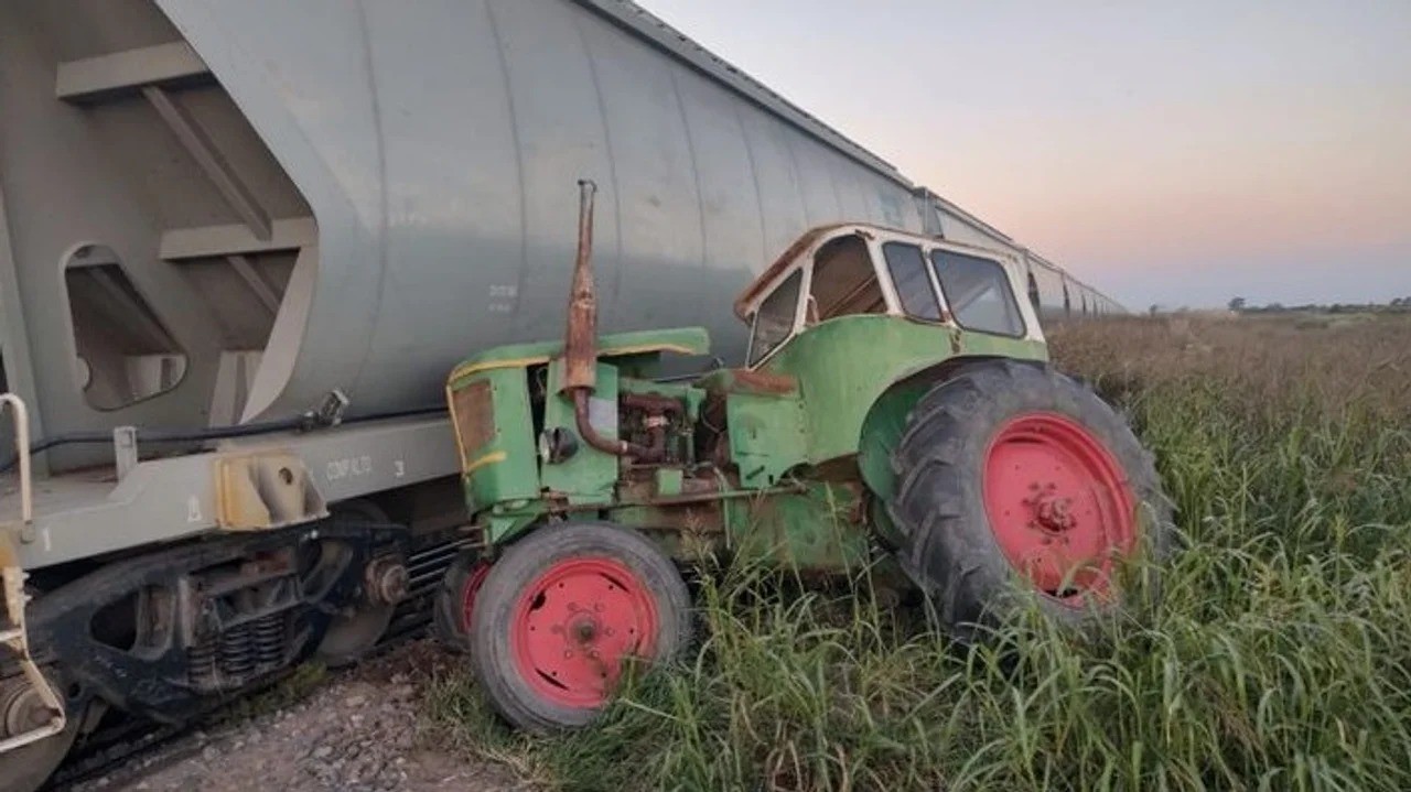 Se salvó de milagro: un tractorista fue embestido por un tren en Córdoba | Actualidad