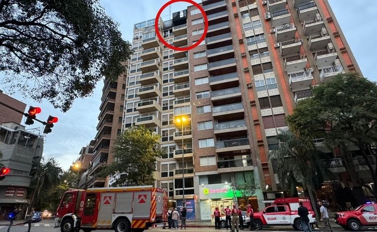 Trágico incendio: un joven murió tras saltar del balcón del piso 12 | Actualidad