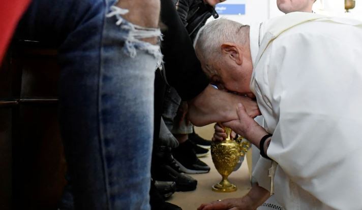 Jueves Santo: el papa Francisco les lavó los pies a doce detenidas en una cárcel de Roma | Internacionales