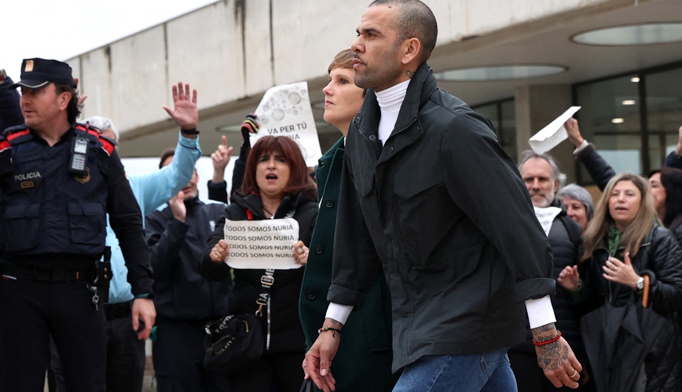 Dani Alves fue increpado después de salir en libertad condicional | Deportes