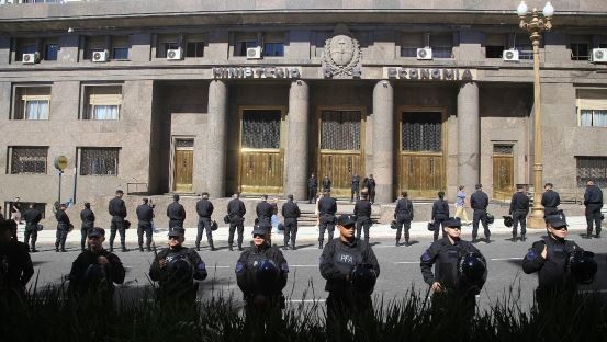 Las inmediaciones de la Casa Rosada fueron militarizadas para impedir las protestas de ATE por despidos de estatales | Política
