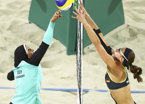 Contraste olímpico: el duelo de voley playa entre las chicas de Egipto y las de Alemania | Deportes