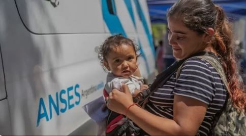 AUH: Ya se puede presentar la libreta 2024 para cobrar lo retenido en 2023 | Economía