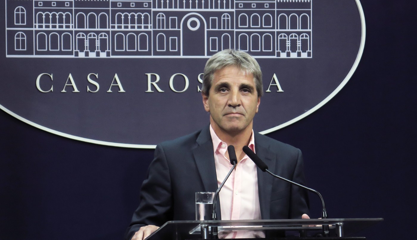 El Gobierno, duro con las prepagas: "Le están declarando la guerra a la clase media", dijo Caputo | Economía