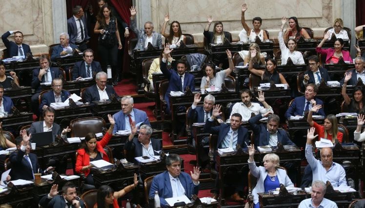 El Gobierno enviará este martes el borrador de la Ley Bases: el piso de Ganancias será de $1,8 millones | Política