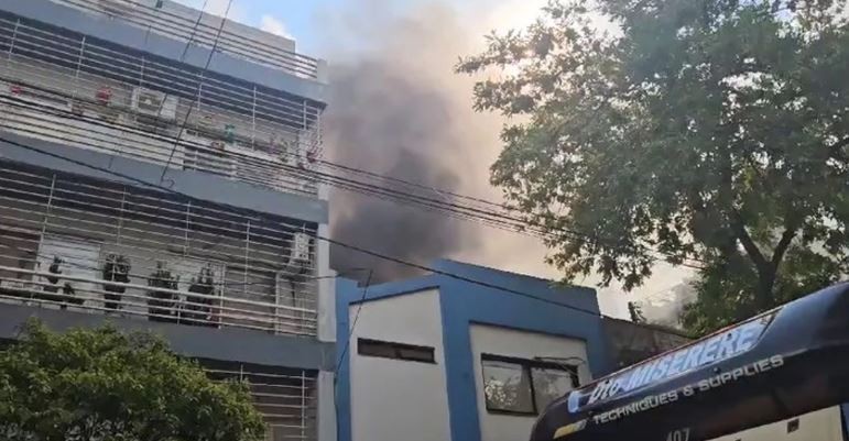 Incendio en un casa de Balvanera: evacuaron una escuela secundaria lindera | Actualidad