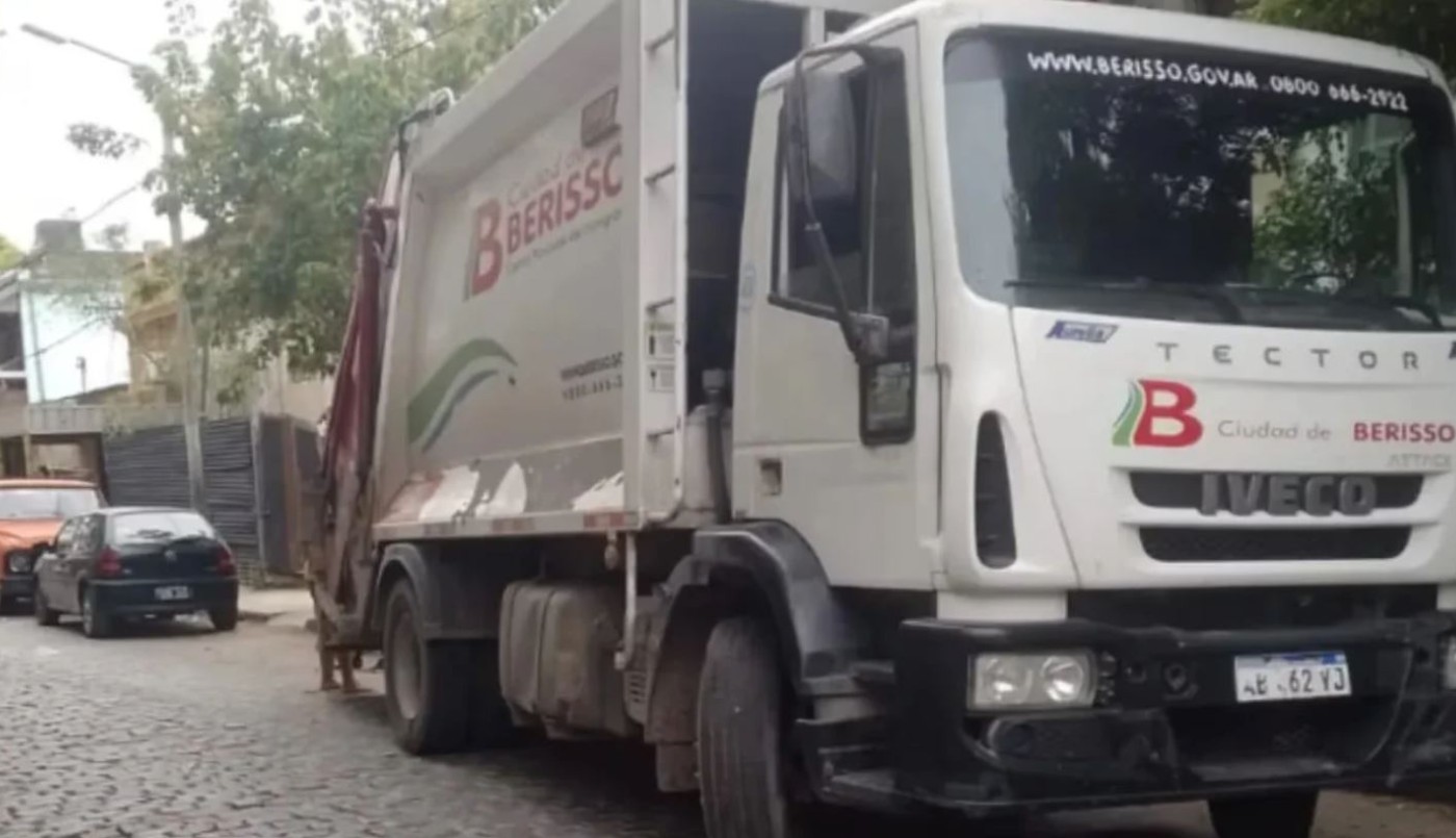 El chofer de un camión de basura atropelló a su compañero | Actualidad