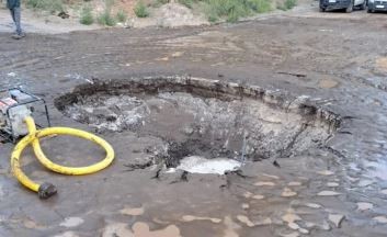Tras la rotura de un caño, una camioneta cayó en un socavón en Neuquén | Actualidad