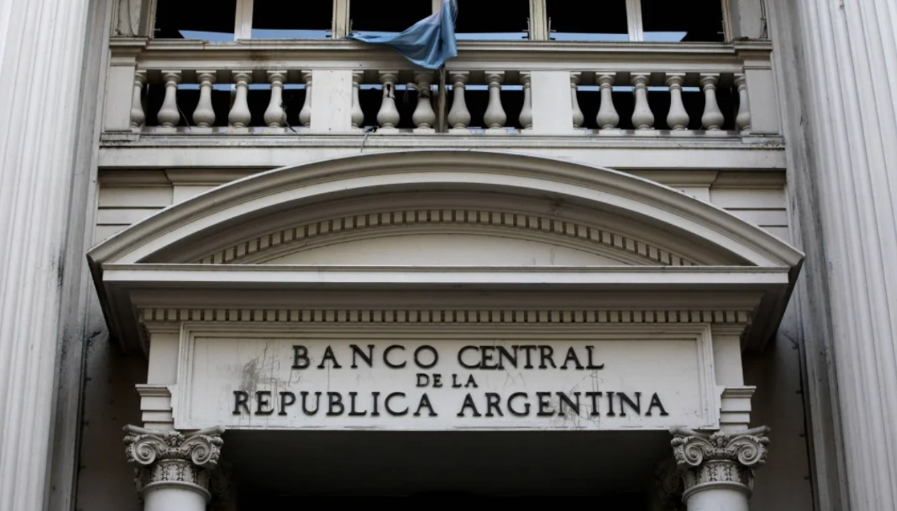 El Banco Central volvió a recortar la tasa de interés de referencia y la ubicó en 70% | Economía