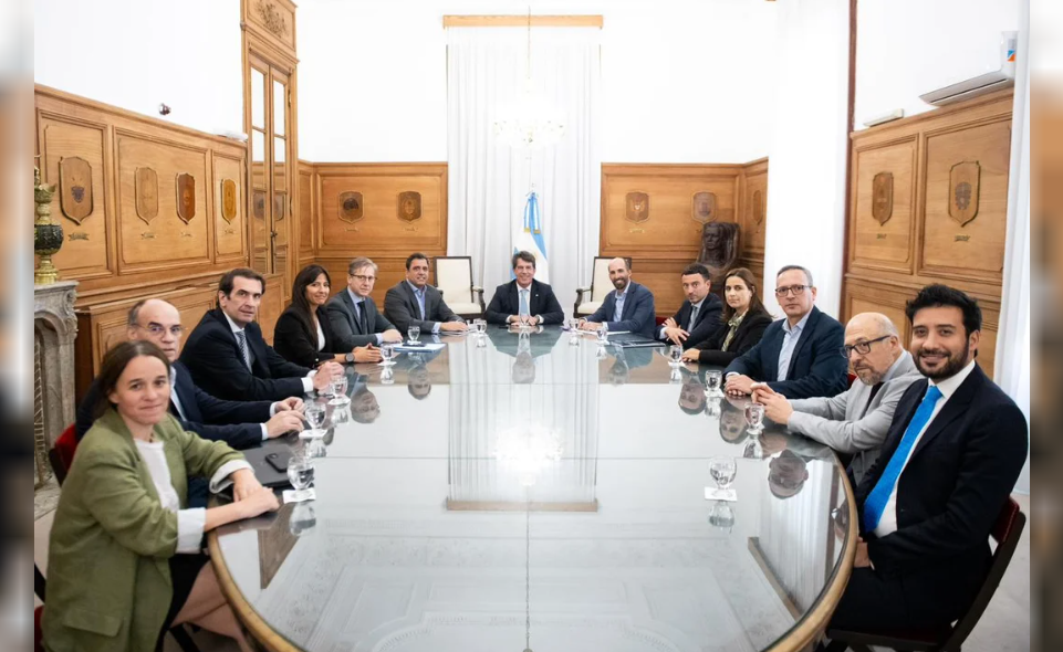 Cambios en indemnizaciones y 6 meses de período de prueba: la reforma laboral que propuso la UCR | Política