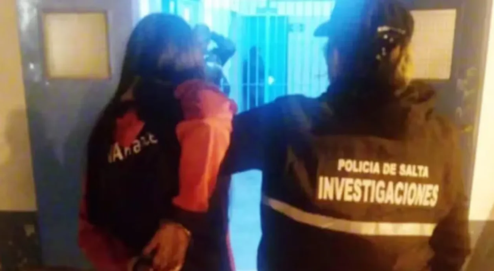 Le dejó su bebé a un desconocido en una plaza y volvió 3 horas después: quedó detenida | Actualidad