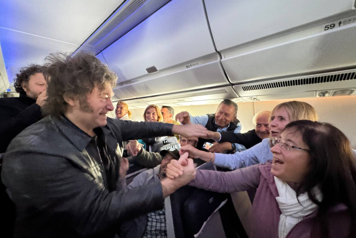 Por seguridad, el Presidente dejará de viajar en vuelos comerciales | Política