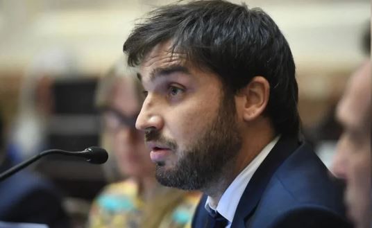 Encontraron un paquete sospechoso en el avión donde viajaba el gobernador de Chubut, Ignacio Torres | Política