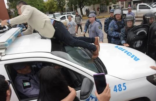 Incidentes en Chaco: concejal detenido por treparse a un patrullero en una protesta por despidos de estatales | Política