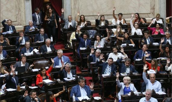 La fecha de la sesión por la Ley Ómnibus se posterga para inicios de mayo en medio de reclamos de la oposición "friendly" | Política