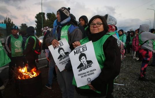 Ante la visita de Milei, ATE bloquea el aeropuerto de Bariloche y los caminos al Hotel Llao Llao | Política