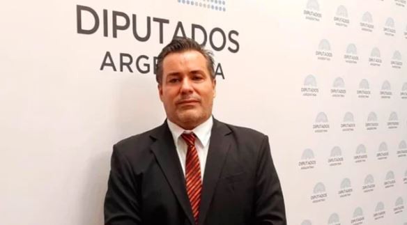 Condenaron a un mes de prisión al ex diputado que fue sorprendido besando partes íntimas de su pareja en plena sesión | Política