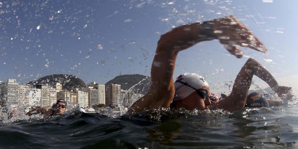 Descalifican a una nadadora francesa por hundir a una rival en la llegada | Deportes