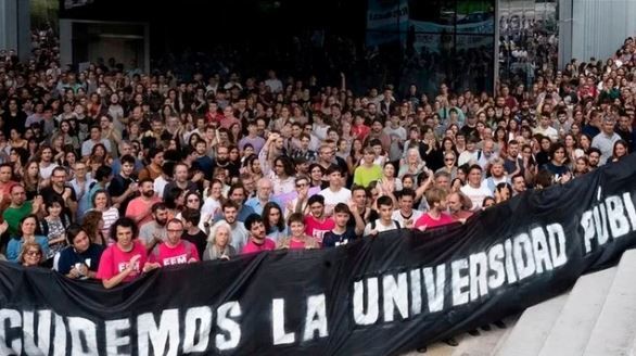 Estudiantes, opositores y la CGT marchan a Plaza de Mayo en defensa de universidades | Política