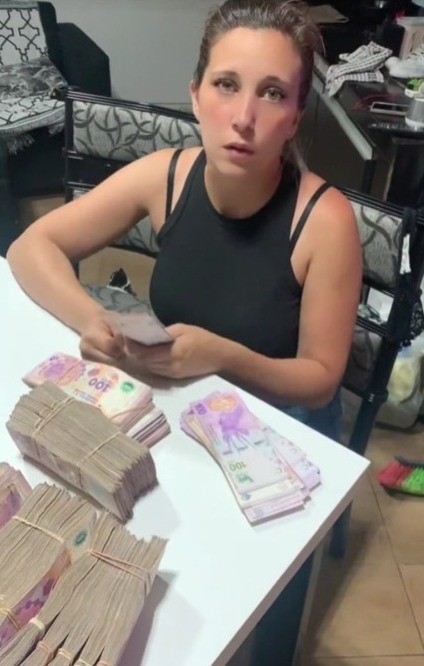 Video: una mujer cambió 400 dólares y le dieron todos billetes de 100 | Economía