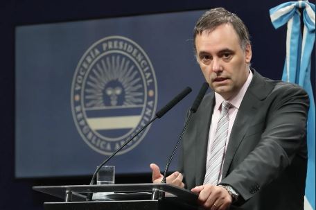 El Gobierno calificó de "descabellados" los aumentos de sueldos de los directivos de YPF | Política