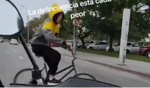 Uruguay: Un motociclista persiguió a un ciclista que le había robado a una mujer, lo chocó y lo detuvo | Internacionales