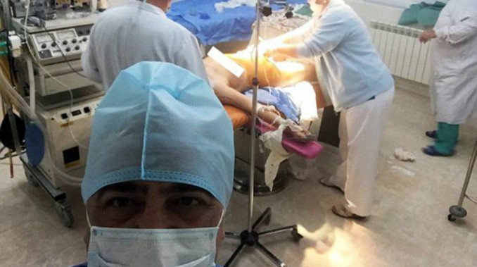 El médico que se sacó una selfie en medio de una cesárea | Curiosidades