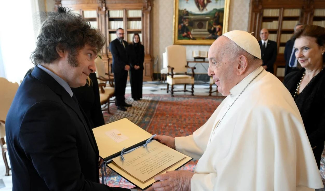 Javier Milei y el Papa Francisco estarán en el G7 en Italia y podría volver a cruzarse | Política