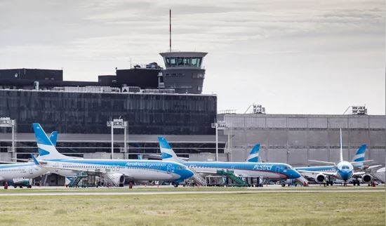 Las aerolíneas perderán alrededor de 62 mil millones de pesos por el paro de la CGT | Economía