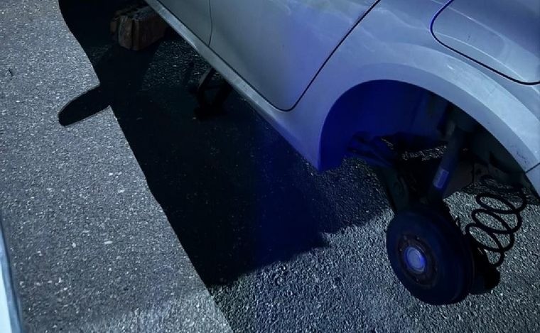 Córdoba: Le robaron las ruedas del vehículo a un médico del Hospital de Niños | Actualidad