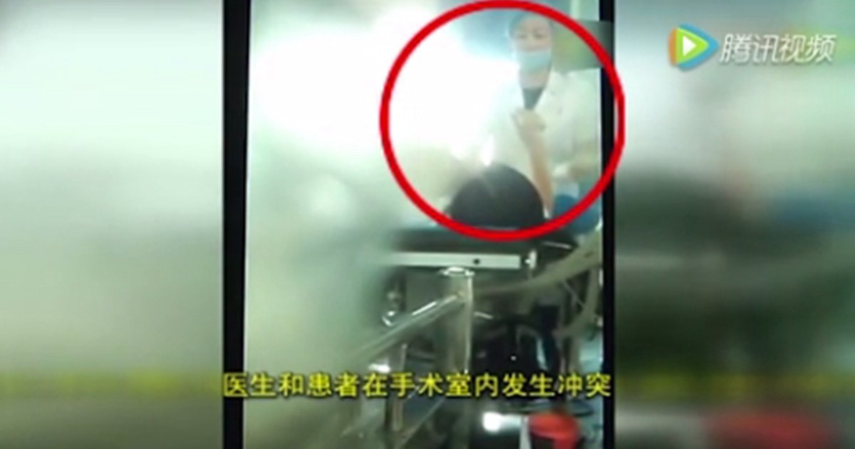 Impactantes imágenes de una cirujana golpeando a su paciente en plena operación | Curiosidades