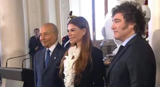 Entre lágrimas, Milei inauguró el busto de Menem en Casa Rosada: "Es un acto de justicia" | Política