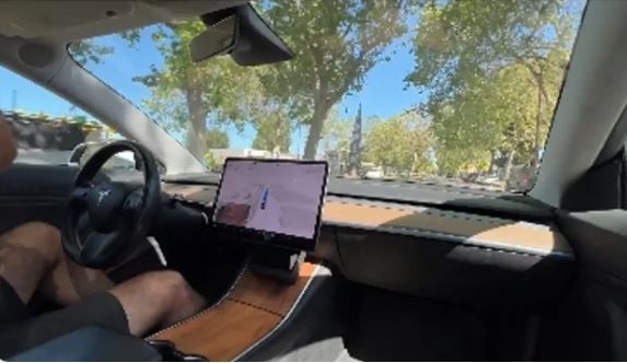 Andaba en un Tesla y el auto vio al ciclista antes que él | Internacionales