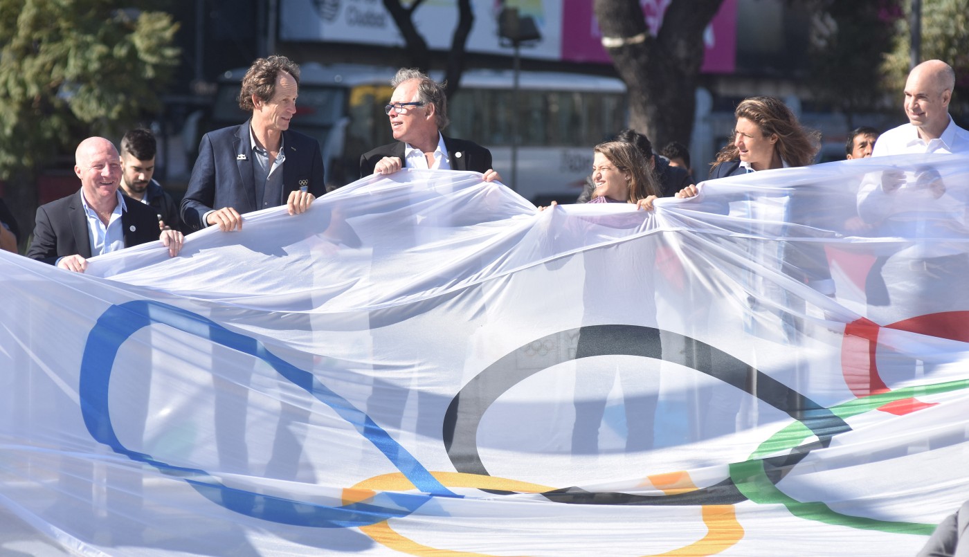 Campeones en Río no pudieron izar la bandera olímpica en el Obelisco porque se trabó el mecanismo | Deportes