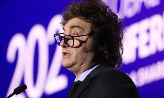 Milei llegó a España para apoyar al partido Vox, en medio de cruces con el Gobierno de Sánchez | Política