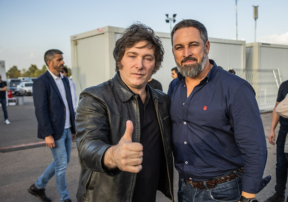 El líder del partido Vox respaldó a Milei y apuntó a Pedro Sánchez: "No es el Rey, aunque él se lo crea" | Política