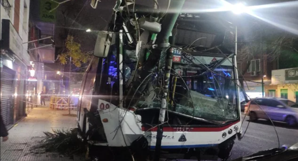 Colectivero se descompensó y chocó contra un poste de luz: hay heridos | Actualidad