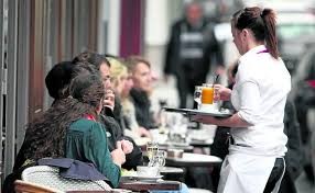 Sorpresa para una moza de Córdoba: recibió un iPhone 15 y un millón de pesos como propina | Actualidad