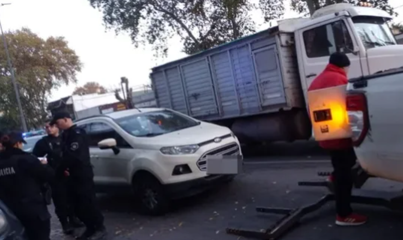 Un conductor se quedó dormido al frenar en el semáforo: tenía 2,16 gr/l de alcohol en sangre | Actualidad