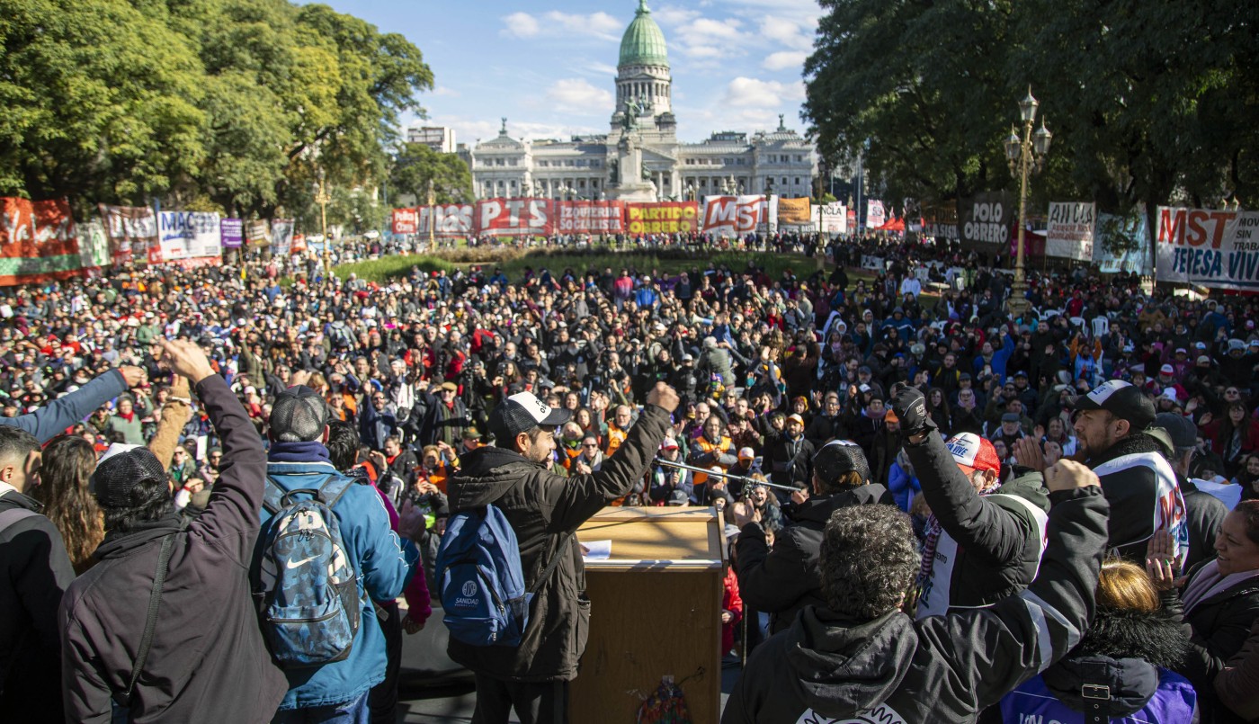 Sindicatos y partidos de izquierda se reunieron frente al Congreso en rechazo a Milei | Política
