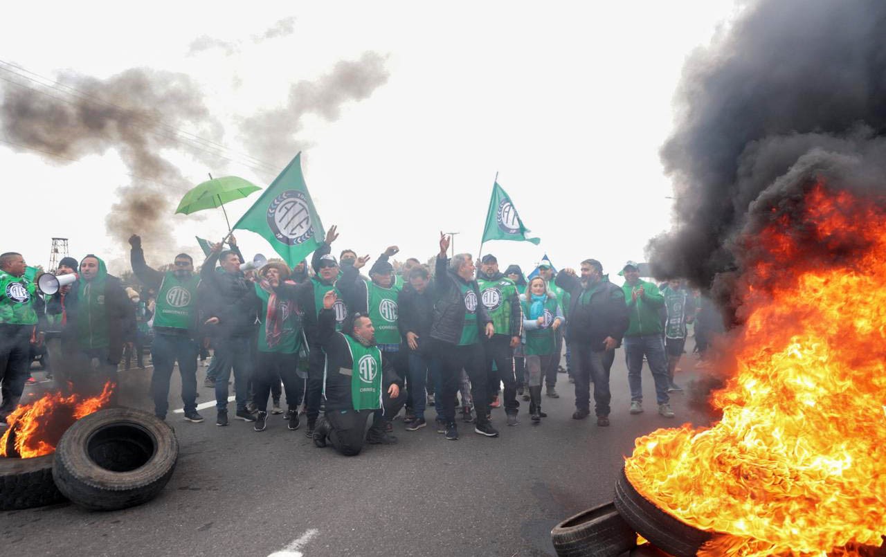 Incidentes en Córdoba: ATE bloqueó accesos al aeropuerto y se enfrentó a Gendarmería | Política
