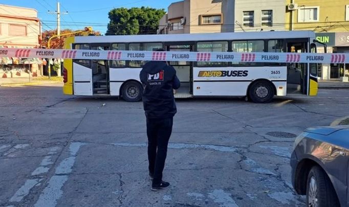 Un joven murió tras caer de un colectivo en movimiento en Santa Fe | Actualidad