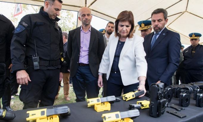 La Policía Federal empezará a utilizar pistolas Taser en las estaciones de trenes | Actualidad