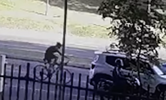 Ciclista chocó contra un auto frenado en el semáforo y murió | Actualidad